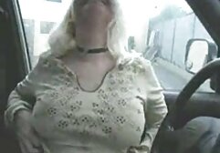 Una bella video porno vecchie mature bruna in abito rosso si accarezza con una penna davanti alla webcam